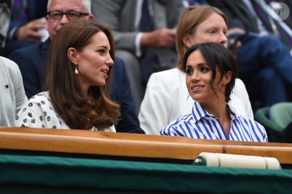 Catherine, duchesse de Cambridge, et Meghan, duchesse de Sussex, assistent à la douzième journée des championnats de tennis sur gazon de Wimbledon au All England Lawn Tennis and Croquet Club, le 14 juillet 2018 à Londres, au Royaume-Uni. Photo par Corinne Dubreuil/ABACAPRESS.COM