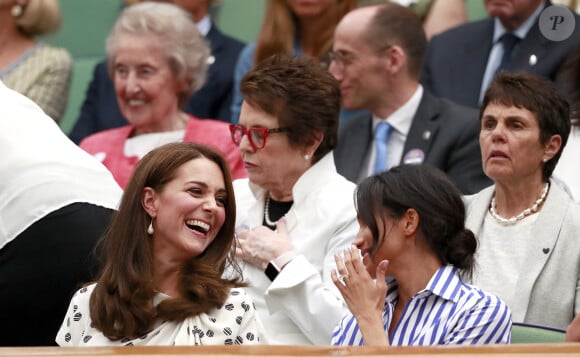 La duchesse de Cambridge et la duchesse de Sussex dans la loge royale sur le court central lors de la douzième journée des championnats de Wimbledon au All England Lawn Tennis and Croquet Club, Wimbledon, Londres, Royaume-Uni, le 14 juillet 2018. Photo par Andrew Couldridge/PA Wire/ABACAPRESS.COM