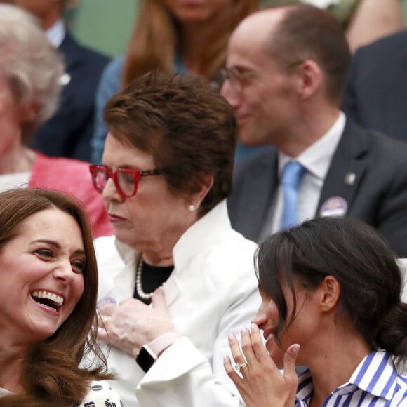 La duchesse de Cambridge et la duchesse de Sussex dans la loge royale sur le court central lors de la douzième journée des championnats de Wimbledon au All England Lawn Tennis and Croquet Club, Wimbledon, Londres, Royaume-Uni, le 14 juillet 2018. Photo par Andrew Couldridge/PA Wire/ABACAPRESS.COM