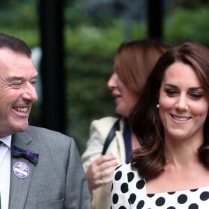 La duchesse de Cambridge, patronne du All England Lawn Tennis and Croquet Club (AELTC) avec Sir Philip Brook lors de la première journée des championnats de Wimbledon au All England Lawn Tennis and Croquet Club, Wimbledon, Londres, Royaume-Uni, le 3 juillet 2017. Photo par Gareth Fuller/PA Wire/ABACAPRESS.COM