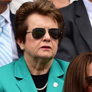 La duchesse de Cambridge (au centre) regarde l'action sur le court central avec Billie Jean King (derrière à gauche) Ilana Kloss (derrière à droite) lors de la neuvième journée des Championnats de Wimbledon au All England Lawn Tennis and Croquet Club, Wimbledon, Royaume-Uni, mercredi 8 juillet 2015. Photo par Mike Egerton/PA Wire/ABACAPRESS.COM