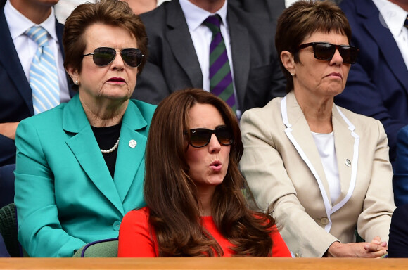 La duchesse de Cambridge (au centre) regarde l'action sur le court central avec Billie Jean King (derrière à gauche) Ilana Kloss (derrière à droite) lors de la neuvième journée des Championnats de Wimbledon au All England Lawn Tennis and Croquet Club, Wimbledon, Royaume-Uni, mercredi 8 juillet 2015. Photo par Mike Egerton/PA Wire/ABACAPRESS.COM