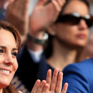 La duchesse de Cambridge applaudit après la victoire de Novak Djokovic sur Marin Cilic lors de la neuvième journée des Championnats de Wimbledon au All England Lawn Tennis and Croquet Club, à Wimbledon, au Royaume-Uni, mercredi 8 juillet 2015. Photo par Mike Egerton/PA Wire/ABACAPRESS.COM