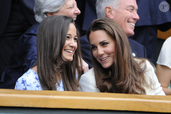 La princesse Catherine, duchesse de Cambridge (à droite), et sa soeur Pippa Middleton assistent au match final du championnat masculin de Wimbledon 2012 à Wimbledon, au Royaume-Uni, le 8 juillet 2012. Photo par Corinne Dubreuil/ABACAPRESS.COM