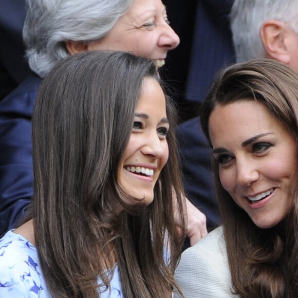 La princesse Catherine, duchesse de Cambridge (à droite), et sa soeur Pippa Middleton assistent au match final du championnat masculin de Wimbledon 2012 à Wimbledon, au Royaume-Uni, le 8 juillet 2012. Photo par Corinne Dubreuil/ABACAPRESS.COM