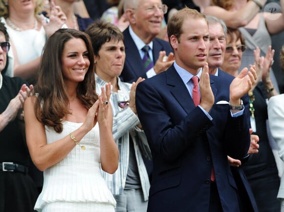 Le duc et la duchesse de Cambridge applaudissent dans la loge royale après que le Britannique Andy Murray a remporté son match contre le Français Richard Gasquet sur le court central lors de la septième journée des Championnats de Wimbledon 2011 au All England Lawn Tennis and Croquet Club à Wimbledon, Londres, Royaume-Uni, le 27 juin 2011. Photo par Anthony Devlin/PA Photos/ABACAPRESS.COM