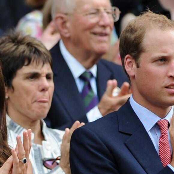 Le duc et la duchesse de Cambridge applaudissent dans la loge royale après que le Britannique Andy Murray a remporté son match contre le Français Richard Gasquet sur le court central lors de la septième journée des Championnats de Wimbledon 2011 au All England Lawn Tennis and Croquet Club à Wimbledon, Londres, Royaume-Uni, le 27 juin 2011. Photo par Anthony Devlin/PA Photos/ABACAPRESS.COM