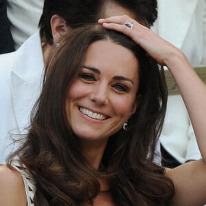 Le duc et la duchesse de Cambridge arrivent dans la loge royale sur le court central lors de la septième journée des championnats de Wimbledon 2011 au All England Lawn Tennis and Croquet Club à Wimbledon, Londres, Royaume-Uni, le 27 juin 2011. Photo par Anthony Devlin/PA Photos/ABACAPRESS.COM