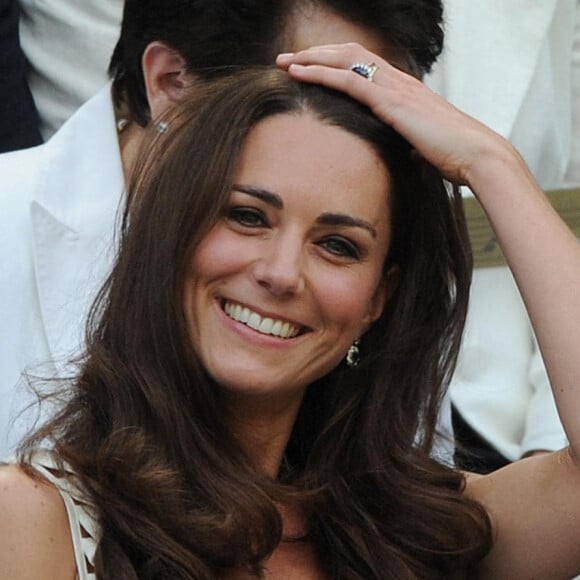 Le duc et la duchesse de Cambridge arrivent dans la loge royale sur le court central lors de la septième journée des championnats de Wimbledon 2011 au All England Lawn Tennis and Croquet Club à Wimbledon, Londres, Royaume-Uni, le 27 juin 2011. Photo par Anthony Devlin/PA Photos/ABACAPRESS.COM