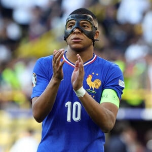 Dortmund: Dortmund , Germany 25.06.2024: France players , Kylian Mbappe of France , greets fans at end of the UEFA EURO 2024 Matchday 3, group stage D football match between France vs Poland at BVB Stadion Dortmund. (Credit Image: © IPA via ZUMA Press)