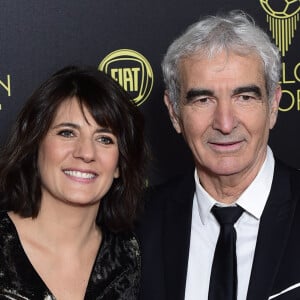 Estelle Denis et Raymond Domenech ont vécu des jours heureux ensemble. 
Estelle Denis et son compagnon Raymond Domenech - Cérémonie du Ballon d'Or à Paris. © JB Autissier/Panoramic/Bestimage