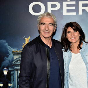 Raymond Domenech a reconnu que sa demande avait été maladroite et lourde de conséquences.  
Estelle Denis et son compagnon Raymond Domenech - Les célébrités à la première de l'escape game grandeur nature "Inside Opéra" au Palais Garnier à Paris, France, le 4 juin 2018. © Veeren/Bestimage