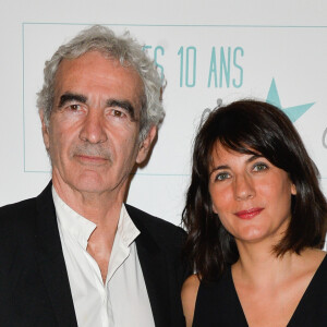 Raymond Domenech et sa compagne Estelle Denis lors de l'anniversaire des 10 ans de l'Etoile de Martin à l'hôtel Le Bristol à Paris. L'association soutient la recherche sur les cancers de l'enfant et offre des moments de plaisir et de détente à des enfants hospitalisés. Paris, le 30 mars 2017. © Guirec Coadic/Bestimage