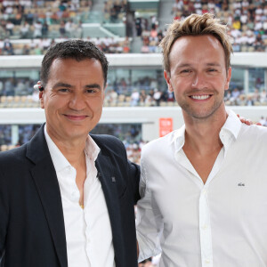 Laurent Luyat est soulagé : il ne trahira pas son meilleur ami Cyril Féraud.
Laurent Luyat et Cyril Féraud - Plateau de France Télévision lors des Internationaux de France de Tennis de Roland Garros  © Bertrand Rindoff / Bestimage
