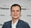 Dans une interview à ''Télé Star'', le journaliste sportif a confirmé avoir passé des tests pour remplacer son ami dans ''Slam''.
Laurent Luyat pose pour un photocall avant la conférence de presse de France Télévisions à Paris le 11 juin 2024. F. Abdullah/ABACAPRESS.COM