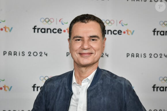 Dans une interview à ''Télé Star'', le journaliste sportif a confirmé avoir passé des tests pour remplacer son ami dans ''Slam''.
Laurent Luyat pose pour un photocall avant la conférence de presse de France Télévisions à Paris le 11 juin 2024. F. Abdullah/ABACAPRESS.COM