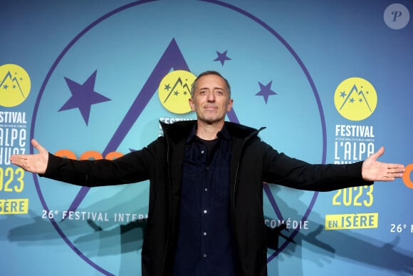 Gad Elmaleh au photocall de la cérémonie d'ouverture du 26ème festival international du film de comédie de l'Alpe d'Huez le 16 janvier 2023=