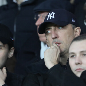 "C'est une joie immense, même au-delà de ce que je pouvais imaginer. (...) C'est beaucoup plus fort que ce que je pensais". 
Gad Elmaleh et son fils Noé au match de football PSG - Lille au Parc des Princes à Paris, le 2 novembre 2018