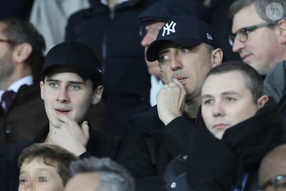 "C'est une joie immense, même au-delà de ce que je pouvais imaginer. (...) C'est beaucoup plus fort que ce que je pensais". 
Gad Elmaleh et son fils Noé au match de football PSG - Lille au Parc des Princes à Paris, le 2 novembre 2018