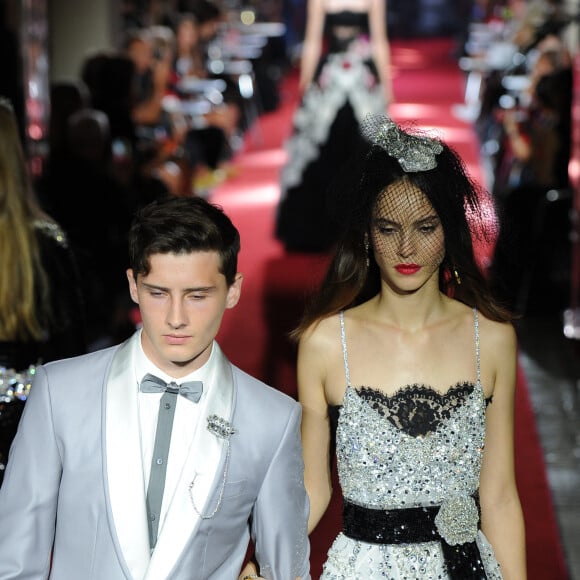 Son fils Noé Elmaleh a donné naissance à la petite Ely, le 11 juin 2023
Noé Elmaleh, le fils de Gad Elmaleh, défile à Milan pour la maison Dolce & Gabbana avec le mannequin Yvonne pour la collection printemps / été 2018 le 23 septembre 2017