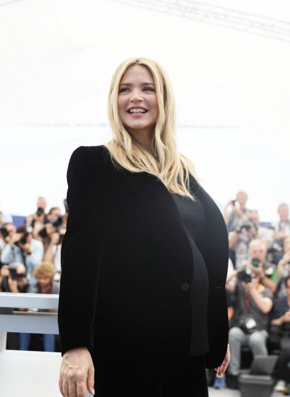 La comédienne belge ne s'impose pas de diète exigeante : "Je suis gentille avec moi-même. (...) Je fais des choses simples qui fonctionnent et me font sentir bien."
Virginie Efira enceinte au photocall de "L'amour et les forêts (just the two of us)" lors du 76ème Festival International du Film de Cannes, le 24 mai 2023