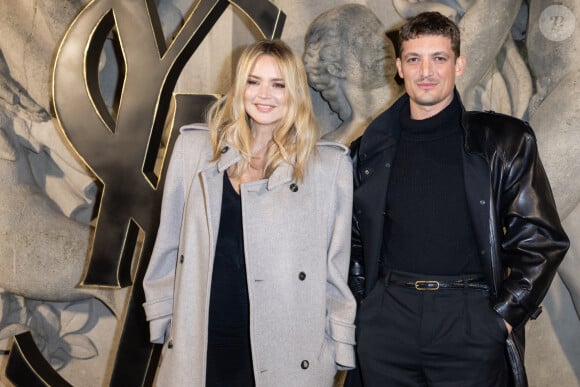 IVirginie Efira et son compagnon Niels Schneider au défilé de mode prêt-à-porter automne-hiver 2023/2024 "Saint Laurent" lors de la Fashion Week de Paris, le 28 février 2023