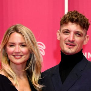 Virginie Efira et son compagnon Niels Schneider durant la seconde soirée du 4eme Canneseries au Palais des Festivals à Cannes, le 9 octobre 2021