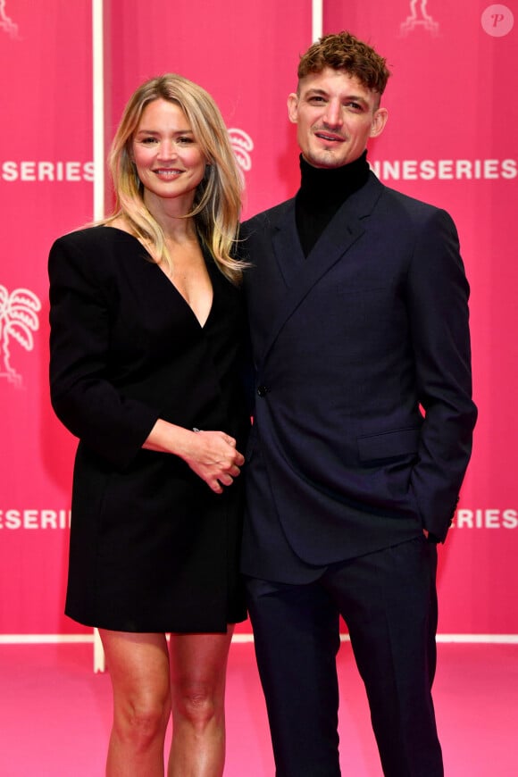 Virginie Efira et son compagnon Niels Schneider durant la seconde soirée du 4eme Canneseries au Palais des Festivals à Cannes, le 9 octobre 2021