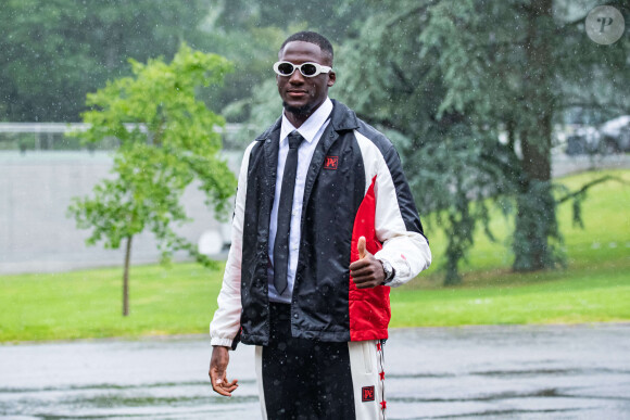 Ibrahima Konaté, a réagi en publiant une suite d'emoji avec deux drapeaux français, des signaux de barrage et un emoji qui applaudit
 
Ibrahima Konaté - Arrivée des joueurs de l'Equipe de France de football à Clairefontaine, le 29 mai 2024. © Baptiste Autissier / Panoramic / Bestimage