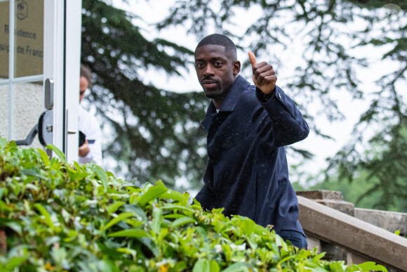 Ousmane Dembélé a partagé une photo de lui souriant, pour montrer sa joie suite aux résultats des élections
 
Ousmane Dembélé - Arrivée des joueurs de l'Equipe de France de football à Clairefontaine, le 29 mai 2024. © Baptiste Autissier / Panoramic / Bestimage