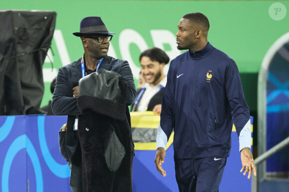 Marcus Thuram a partagé la même photo d'Ousmane Dembélé sur son propre compte Instagram
 
Lilian Thuram avec son fils Marcus Thuram - Célébrités dans les tribunes du match du groupe D de l'Euro 2024 entre l'équipe de France face à l'Autriche (1-0) à Dusseldorf en Allemagne le 17 juin 2024. © Cyril Moreau/Bestimage