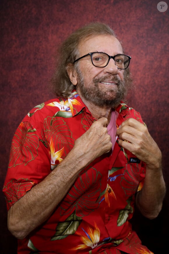 Portrait du chanteur Antoine (Pierre Antoine Muraccioli) , 77 ans, en marge de l'émission "L'instant de Luxe" à Paris le 24 novembre 2021. © Cédric Perrin / Bestimage 