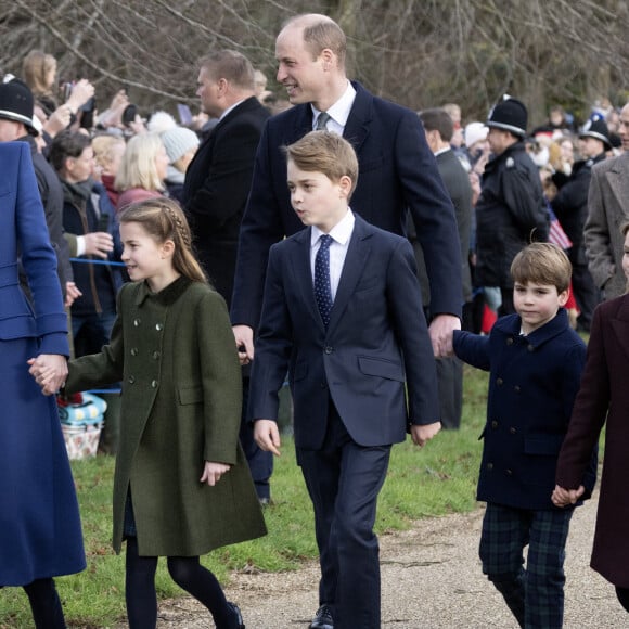 Le prince William, prince de Galles, et Catherine (Kate) Middleton, princesse de Galles, avec leurs enfants le prince George de Galles, la princesse Charlotte de Galles et le prince Louis de Galles à la messe de Noël de Sandringham le 25 décembre 2023