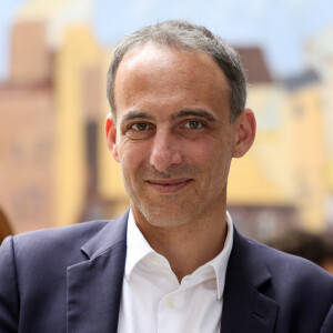 Après la démission du Premier ministre Gabriel Attal, Raphaël Glucksmann pourrait prendre sa place.
Raphael Glucksmann, député européen et co-président du mouvement Place Publique, fait la queue devant un bureau de vote pour voter lors du premier tour des élections législatives, le 30 juin 2024. Paris, France, le 30 juin 2024. © Stéphane Lemouton / Bestimage