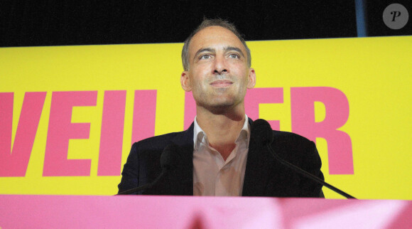 La carrière de Raphaël Glucksmann pourrait bien prendre un nouveau tournant.
Raphaël Glucksmann lors de sa déclaration à l'issue des résultats du vote aux élections européennes à La Bellevilloise à Paris. Le 9 juin 2024 © Jonathan Rebboah / Panoramic / Bestimage