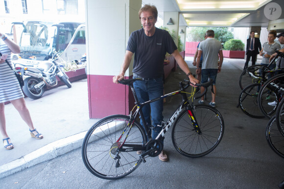 Trois ans plus tard, il fut victime d'un accident de vélo
Exclusif - Henri Sannier - Essayage des vélos lors de l'étape du coeur au profit de l'association "Mécénat Chirurgie Cardiaque" à l'hôtel Mercure Marseille Centre Vieux Port à Marseille, le 21 juillet 2017. © CVS/Bestimage