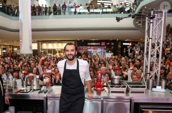 Exclusif - Cyril Lignac est l'invité "Star" de ShowColat le 2 novembre 2018. Cette semaine dédiée au chocolat organisée par CAP 3000, la galerie commerciale de Saint-Laurent du Var, près de Nice, a commencé le 27 octobre pour se terminer le 4 novembre. Après un cours de pâtisserie en public où, aidé par des marmitons de tout âges tirés au sort dans le public, il a préparé un fondant au chocolat, Cyril Lignac a signé son dernier livre "La pâtisserie" et rencontré ses fans venus en très grand nombre. La file d'attente s'étalait jusqu'à l'extérieur du Centre commercial. © Bruno Bebert/Bestimage