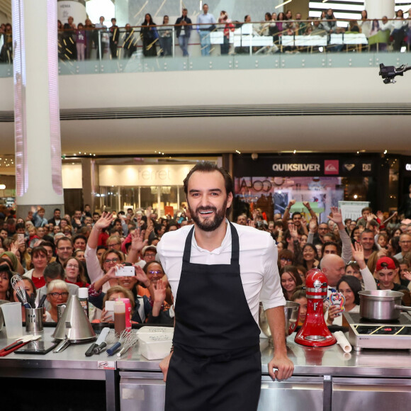 Exclusif - Cyril Lignac est l'invité "Star" de ShowColat le 2 novembre 2018. Cette semaine dédiée au chocolat organisée par CAP 3000, la galerie commerciale de Saint-Laurent du Var, près de Nice, a commencé le 27 octobre pour se terminer le 4 novembre. Après un cours de pâtisserie en public où, aidé par des marmitons de tout âges tirés au sort dans le public, il a préparé un fondant au chocolat, Cyril Lignac a signé son dernier livre "La pâtisserie" et rencontré ses fans venus en très grand nombre. La file d'attente s'étalait jusqu'à l'extérieur du Centre commercial. © Bruno Bebert/Bestimage