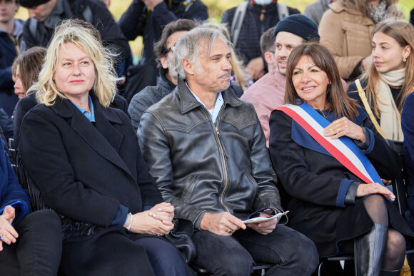 Luana Belmondo et Paul Belmondo, Anne Hidalgo, maire de Paris, Alessandro Belmondo, Stella Belmondo - Inauguration de "La promenade Jean-Paul Belmondo" au terre-plein central du pont de Bir-Hakeim, ouvrage public communal situé sous le viaduc du métro aérien, à Paris (15e, 16e) le 12 avril 2023. Lors de la séance d'octobre 2021, le Conseil de Paris avait décidé d'honorer la mémoire de Jean-Paul Belmondo, comédien, producteur de cinéma et directeur de théâtre français. Cet emplacement, immortalisé par la scène de cascade réalisée par l'acteur dans le film d'Henri Verneuil Peur sur la Ville (1975), est identifié par le plan annexé à la délibération. Cette dénomination s'effectue en dérogation à la règle qui prévoit que le nom d'une personnalité ne peut être attribué à une voie publique de Paris que cinq ans au plus tôt après son décès. © Cyril Moreau/Bestimage 