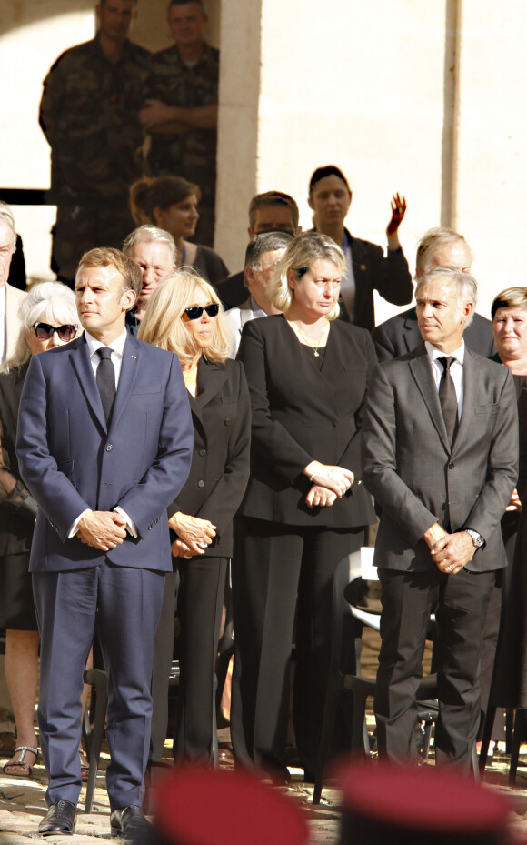 Le 13 juillet 2024, la maman de Paul a montré son soutien à son fils en partageant une ancienne photographie où il semble apparaître avec son fils ainé Alessandro
Le président de la République française, Emmanuel Macron et sa femme la Première Dame Brigitte Macron, Paul Belmondo et sa femme Luana lors de la cérémonie d'hommage national à Jean-Paul Belmondo à l'Hôtel des Invalides à Paris, France, le 9 septembre 2021. © Christophe Aubert via Bestimage 