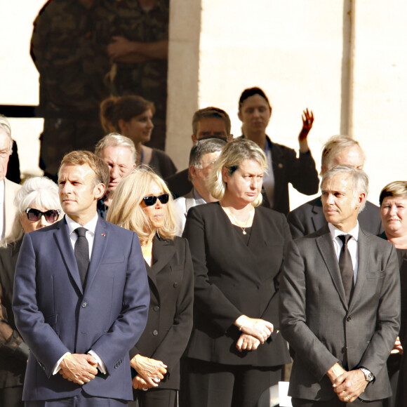 Le 13 juillet 2024, la maman de Paul a montré son soutien à son fils en partageant une ancienne photographie où il semble apparaître avec son fils ainé Alessandro
Le président de la République française, Emmanuel Macron et sa femme la Première Dame Brigitte Macron, Paul Belmondo et sa femme Luana lors de la cérémonie d'hommage national à Jean-Paul Belmondo à l'Hôtel des Invalides à Paris, France, le 9 septembre 2021. © Christophe Aubert via Bestimage 