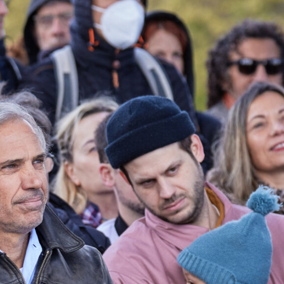 Luana Belmondo, Paul, Alessandro et son fils Vahé, Stella Belmondo - Inauguration de "La promenade Jean-Paul Belmondo" au terre-plein central du pont de Bir-Hakeim, ouvrage public communal situé sous le viaduc du métro aérien, à Paris (15e, 16e) le 12 avril 2023.