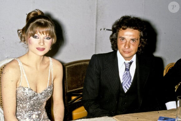 Des années 70 à la fin des années 90, Karen Chéryl a été une chanteuse, animatrice et comédienne extrêmement populaireMichel Sardou lors d'une interview avec Karen Cheryl. (photo non datée) Photo by APS-Medias/ABACAPRESS.COM