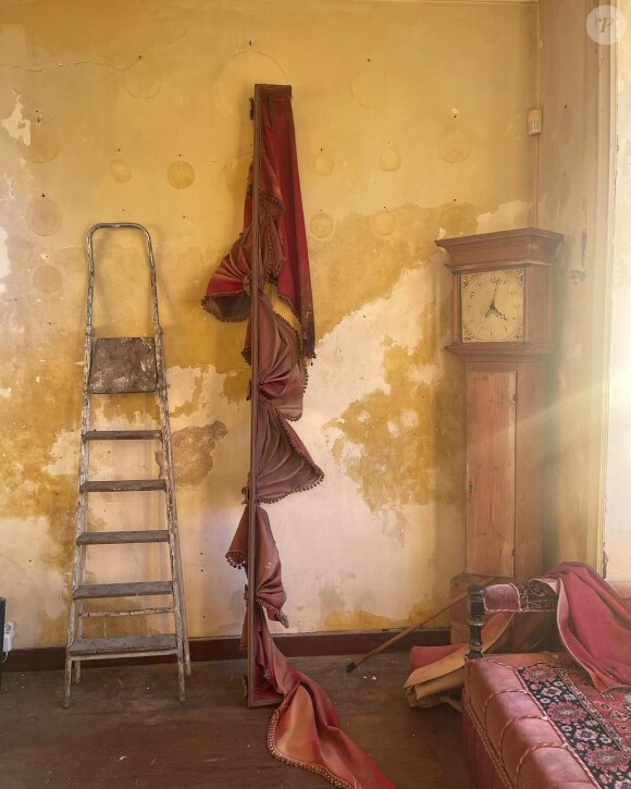 On ressent à travers ses photos la difficulté mais aussi la tendresse qu'elle éprouve pour ces lieux
Lou Doillon a vidé la maison mythique dans le Finistère de sa mère Jane Birkin