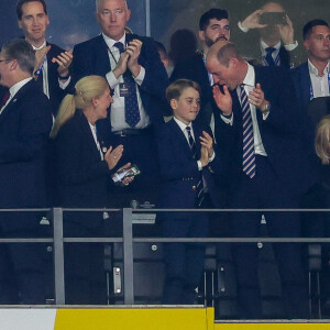 Le prince William, prince de Galles, avec le prince George de Galles, et le roi Felipe VI d'Espagne avec l'infante Sofia dans les tribunes lors de la finale de l'Euro 2024 "Espagne - Angleterre" à l'Olympiastadion à Berlin, le 14 juillet 2024. 