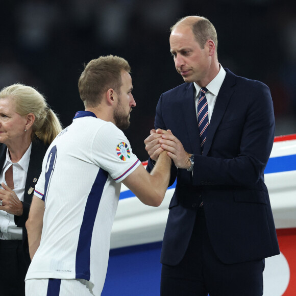 Ce 14 juillet 2024 dans le cadre de la grande finale de l'Euro 2024, l'équipe d'Espagne a affronté celle d'Angleterre à Berlin. Mais les Three Lions se sont inclinés face à la Roja... 
Harry Kane (Angleterre) serre la main du prince William, prince de Galles lors du match de la finale des Championnats d'Europe de l'UEFA à l'Olympiastadion, Berlin. Photo : Paul Terry / Sportimage © Paul Terry/Sportimage/Cal Sport Media/Bestimage