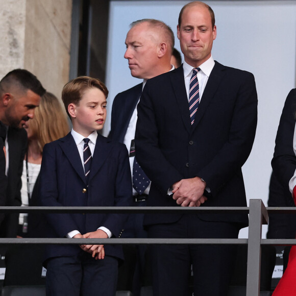 Le prince William, prince de Galles, avec le prince George de Galles, et le roi Felipe VI d'Espagne avec l'infante Sofia dans les tribunes lors de la finale de l'Euro 2024 "Espagne - Angleterre" à l'Olympiastadion à Berlin, le 14 juillet 2024. 