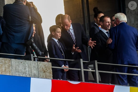 Le prince William, prince de Galles, avec le prince George de Galles, et le roi Felipe VI d'Espagne avec l'infante Sofia dans les tribunes lors de la finale de l'Euro 2024 "Espagne - Angleterre" à l'Olympiastadion à Berlin, le 14 juillet 2024. 