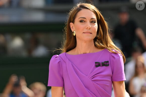 Catherine (Kate) Middleton remet la coupe à Carlos Alcaraz après sa victoire face à Novak Djokovic en finale du tournoi de Wimbledon 2024 (6/2 - 6/2 - 7/6). Wimbledon, le 14 juillet 2024.  Catherine (Kate) Middleton presents the cup to Carlos Alcaraz after his victory against Novak Djokovic in the final of the 2024 Wimbledon tournament (6/2 - 6/2 - 7/6). Wimbledon, July 14, 2024.  Tennis : Wimbledon 2024 - Kate Middleton Princess of Wales dans la Royal Box - remet le trophy au vainqueur Carlos Alcaraz 