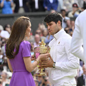 Catherine (Kate) Middleton remet la coupe à Carlos Alcaraz après sa victoire face à Novak Djokovic en finale du tournoi de Wimbledon 2024 (6/2 - 6/2 - 7/6). Wimbledon, le 14 juillet 2024.  Catherine (Kate) Middleton presents the cup to Carlos Alcaraz after his victory against Novak Djokovic in the final of the 2024 Wimbledon tournament (6/2 - 6/2 - 7/6). Wimbledon, July 14, 2024.  Tennis : Wimbledon 2024 - Kate Middleton Princess of Wales - remet le trophy au vainqueur Carlos Alcaraz 